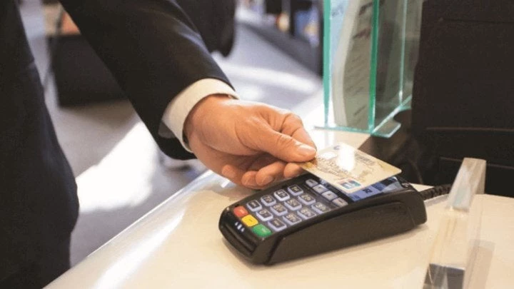 «Καμπανάκι» για τις ανέπαφες συναλλαγές έως 25 ευρώ